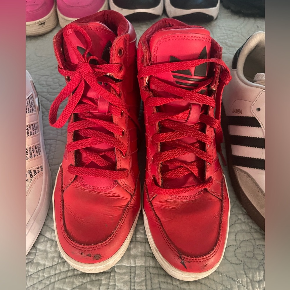 Adidas High Tops Size Big Kids 6 Women’s 7.5
Red, White